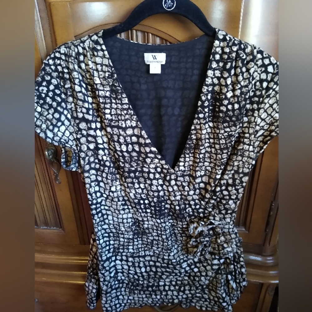 Women's v-neck blouse by Worthington, size M in a black, tan and white print.